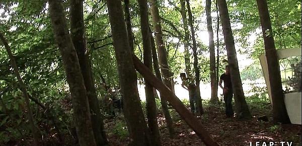  Jeune Jolie Candice deboitee dans 1 gangbang dans les bois